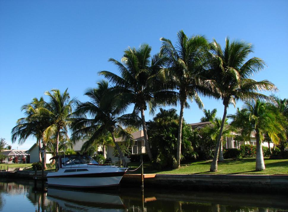 Free Image of A boat docked by a waterfront house 