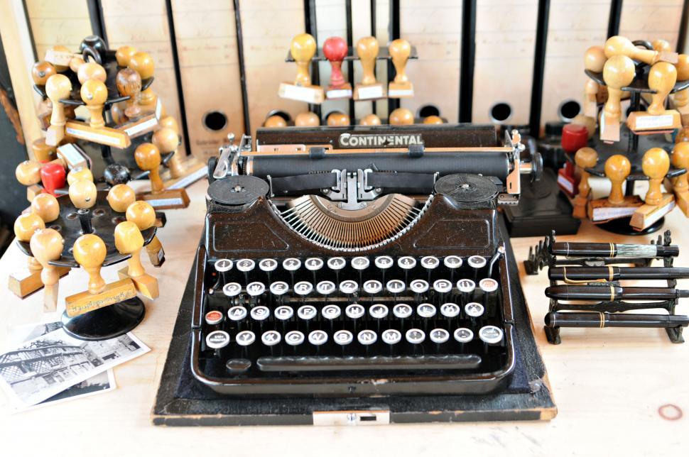 Free Image of Typewriter 