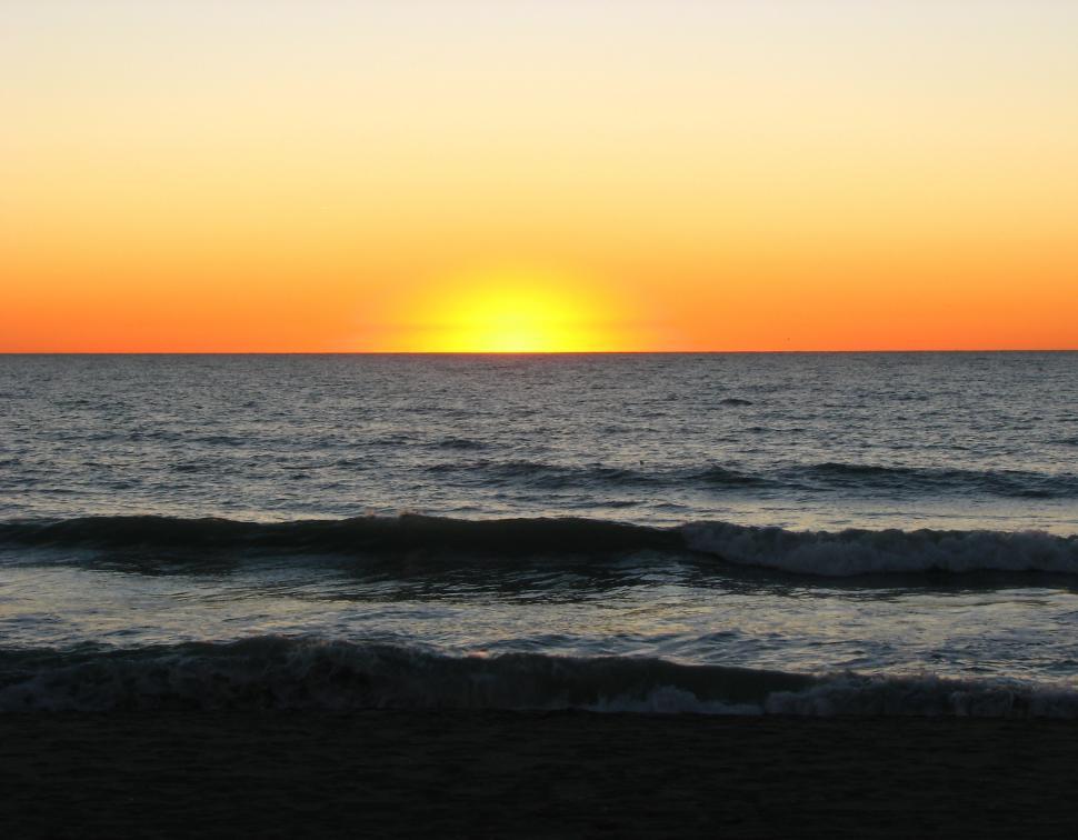 Free Image of An ocean sunset landscape 