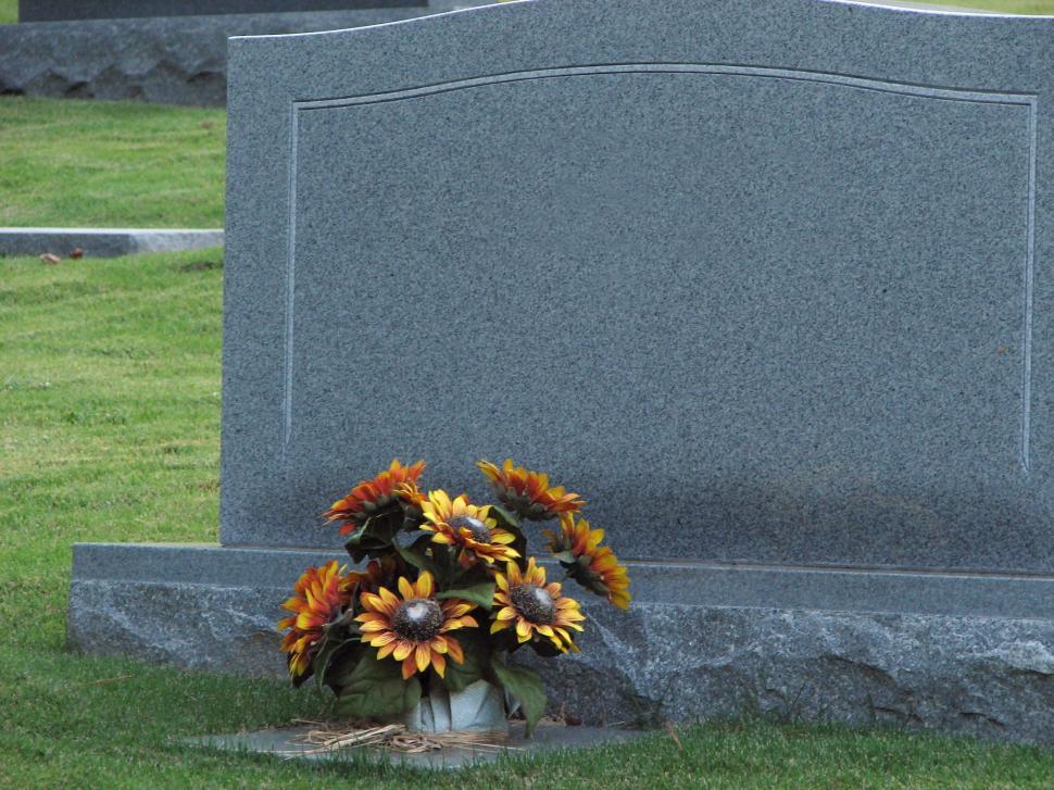 Free Image of A blank tombstone with flowers 