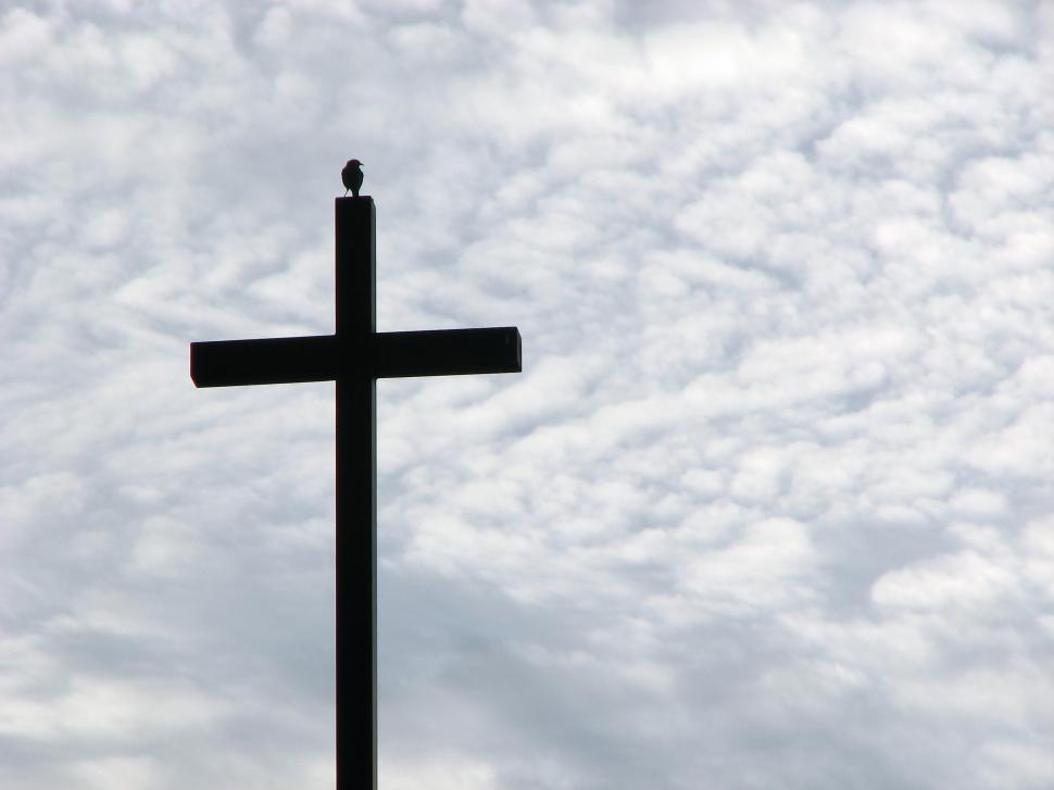 Free Image of A cross before a cloudy sunset sky 