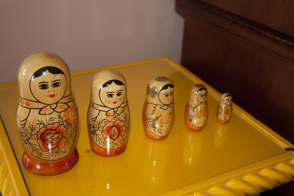 Free Image of Russian Dolls Descending 