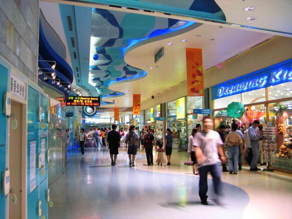 Free Image of Shoppers at shopping center 