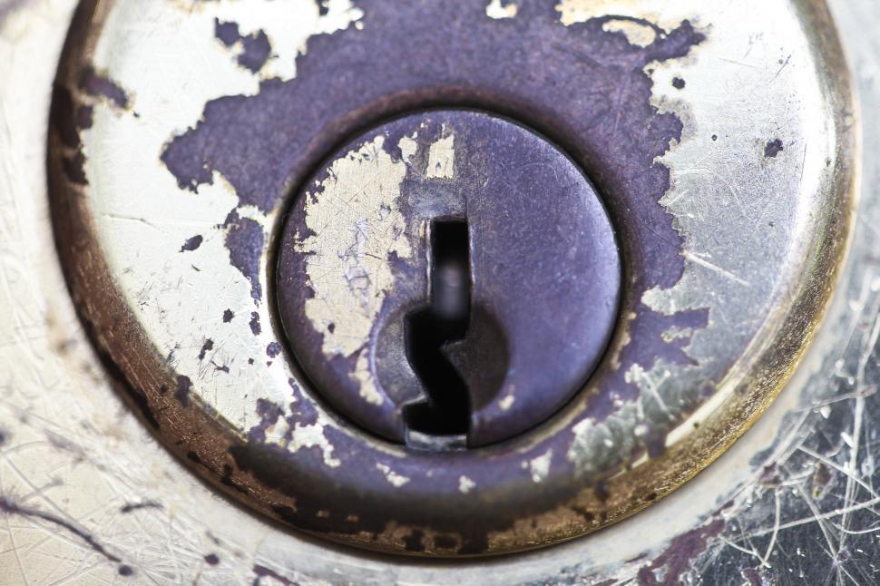 Free Image of Keyhole in lock 