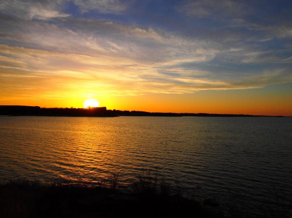 Free Image of Orange sunset over lake 