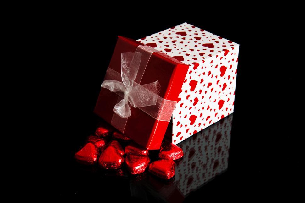 Free Image of Present with hearts 