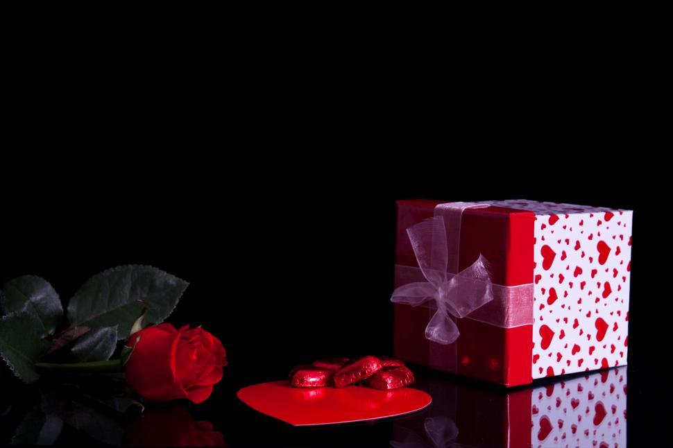 Free Image of Present with love and roses 