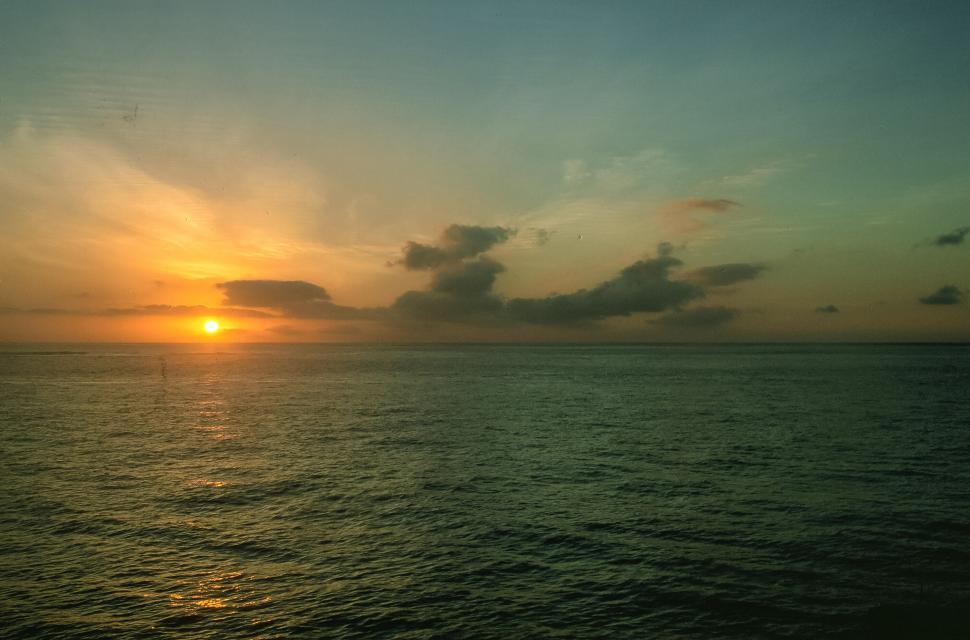 Free Image of Sun over the ocean 