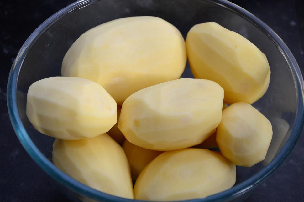 Free Image of Peeled potatoes in a bowl 