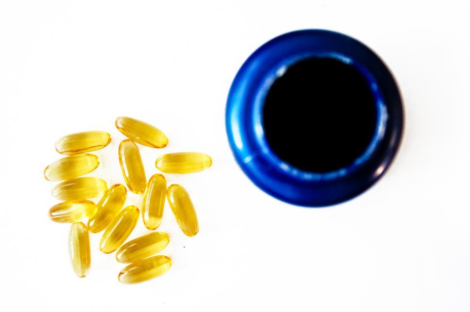 Free Image of Fish oil pills 
