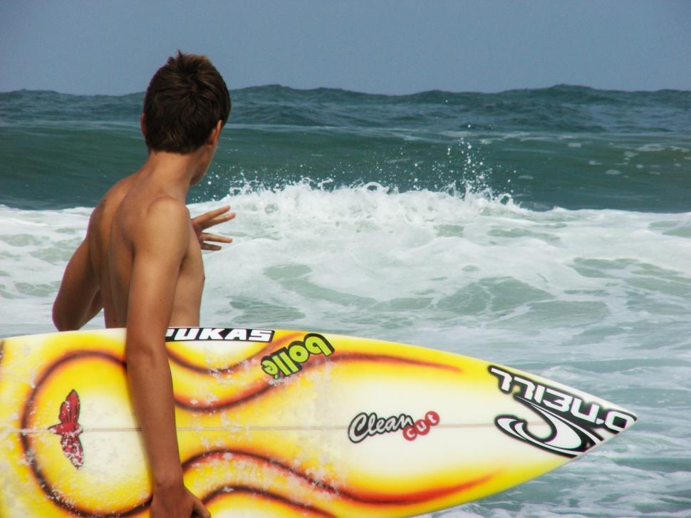 Free Image of Surfer with surfboard 