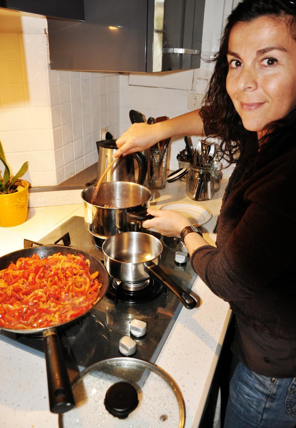 Free Image of Woman cooking 