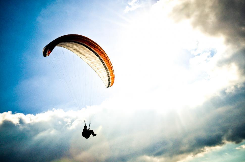 Free Image of Paragliding in sky 