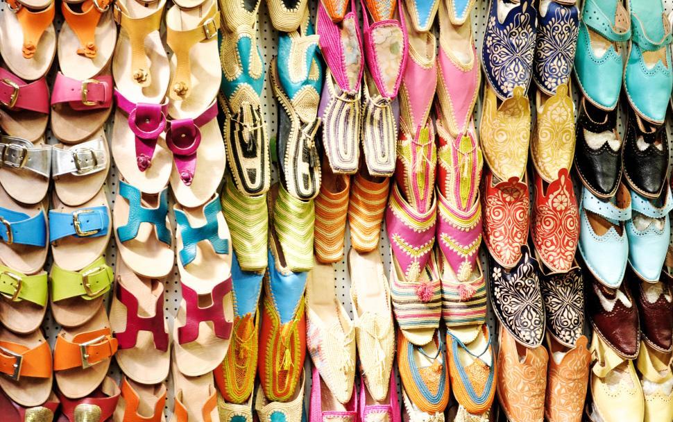 Free Image of Arabic shoe display 