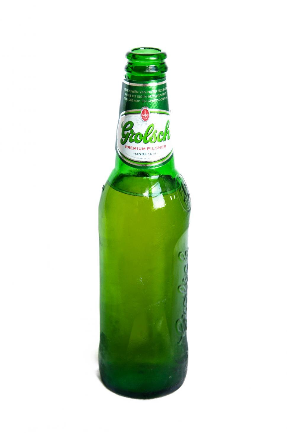 Free Image of bottle of beer on white background 
