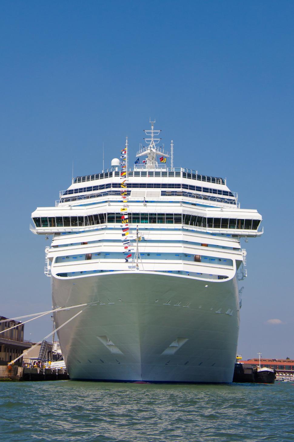 Free Image of Cruise ship in port 