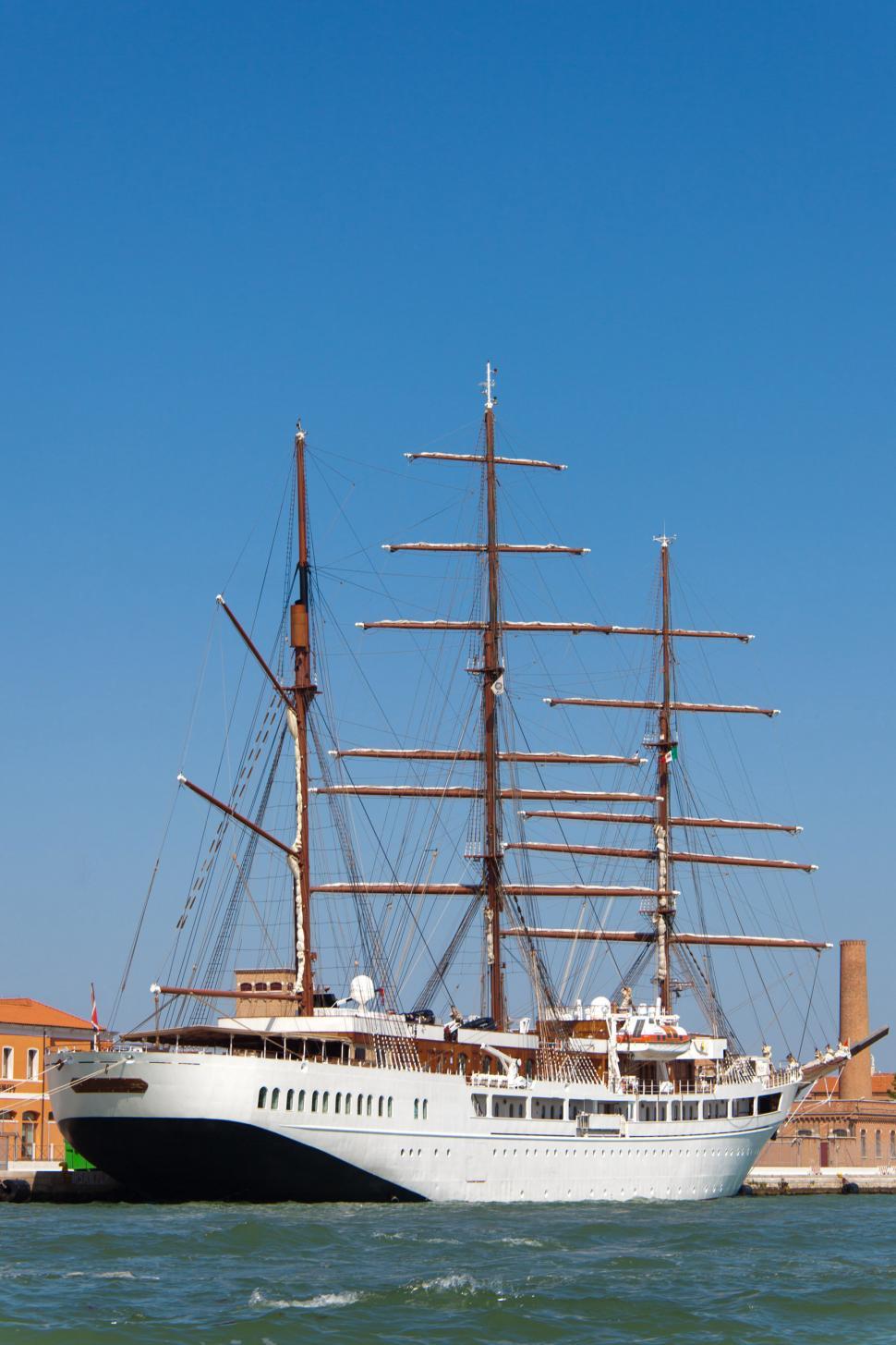 Free Image of Sailing ship 