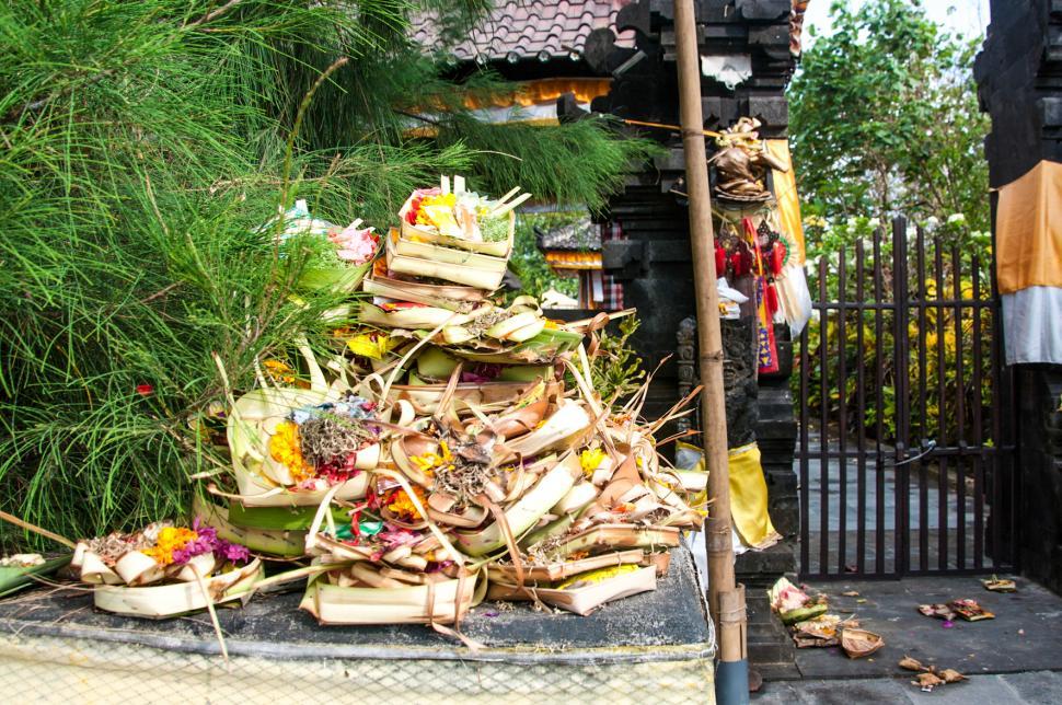 Free Image of Offerings on steps outside a temple in Bali 
