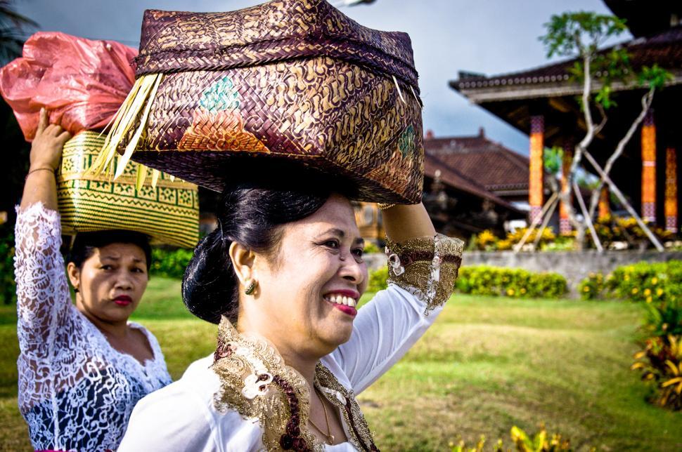 Free Image of Portrait of a balinese woman with a basket 