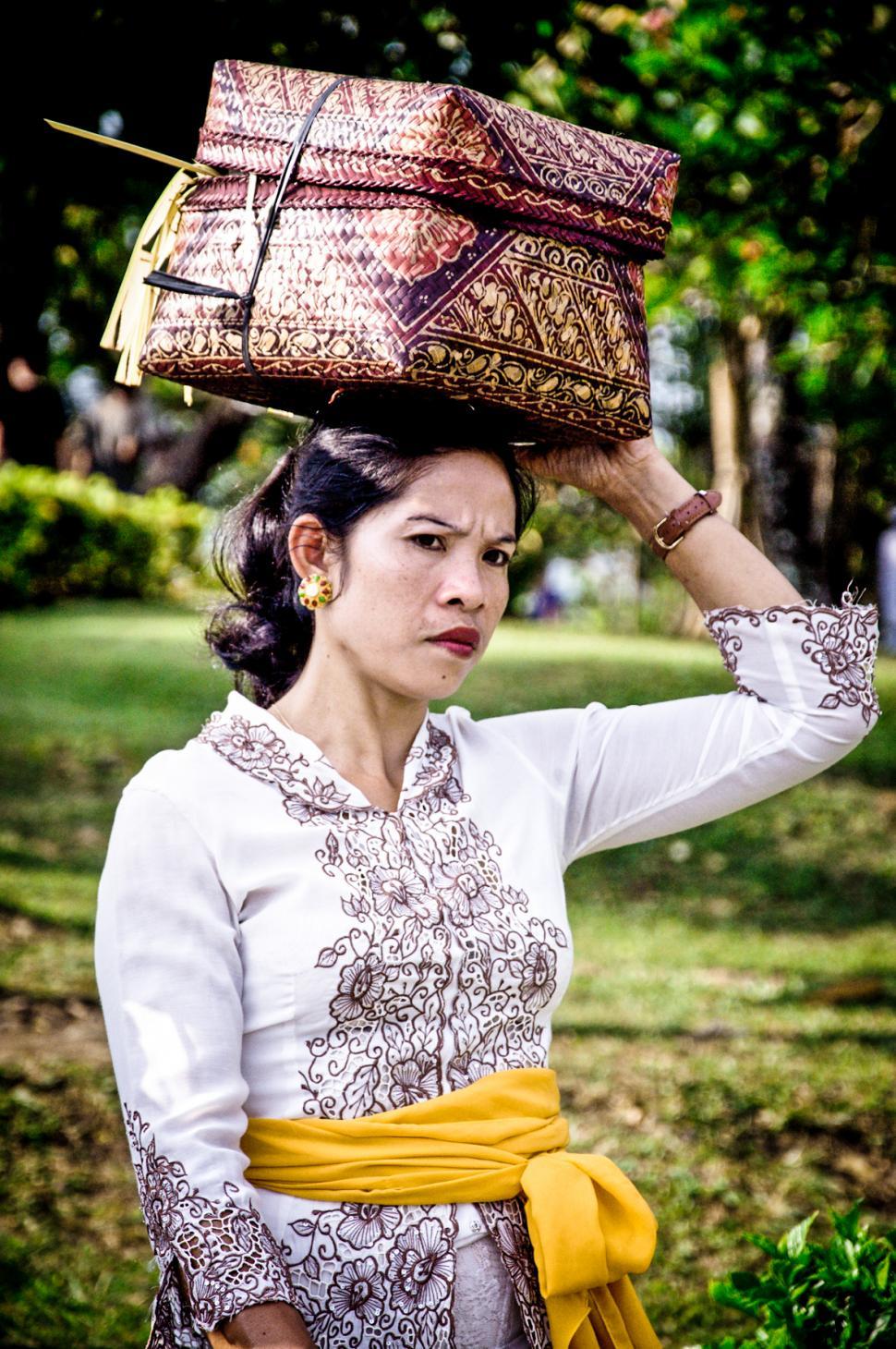 Free Image of Portrait of a balinese woman with a basket 