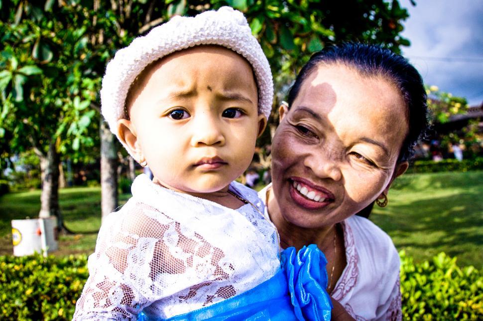 Free Image of Asian child with mother 
