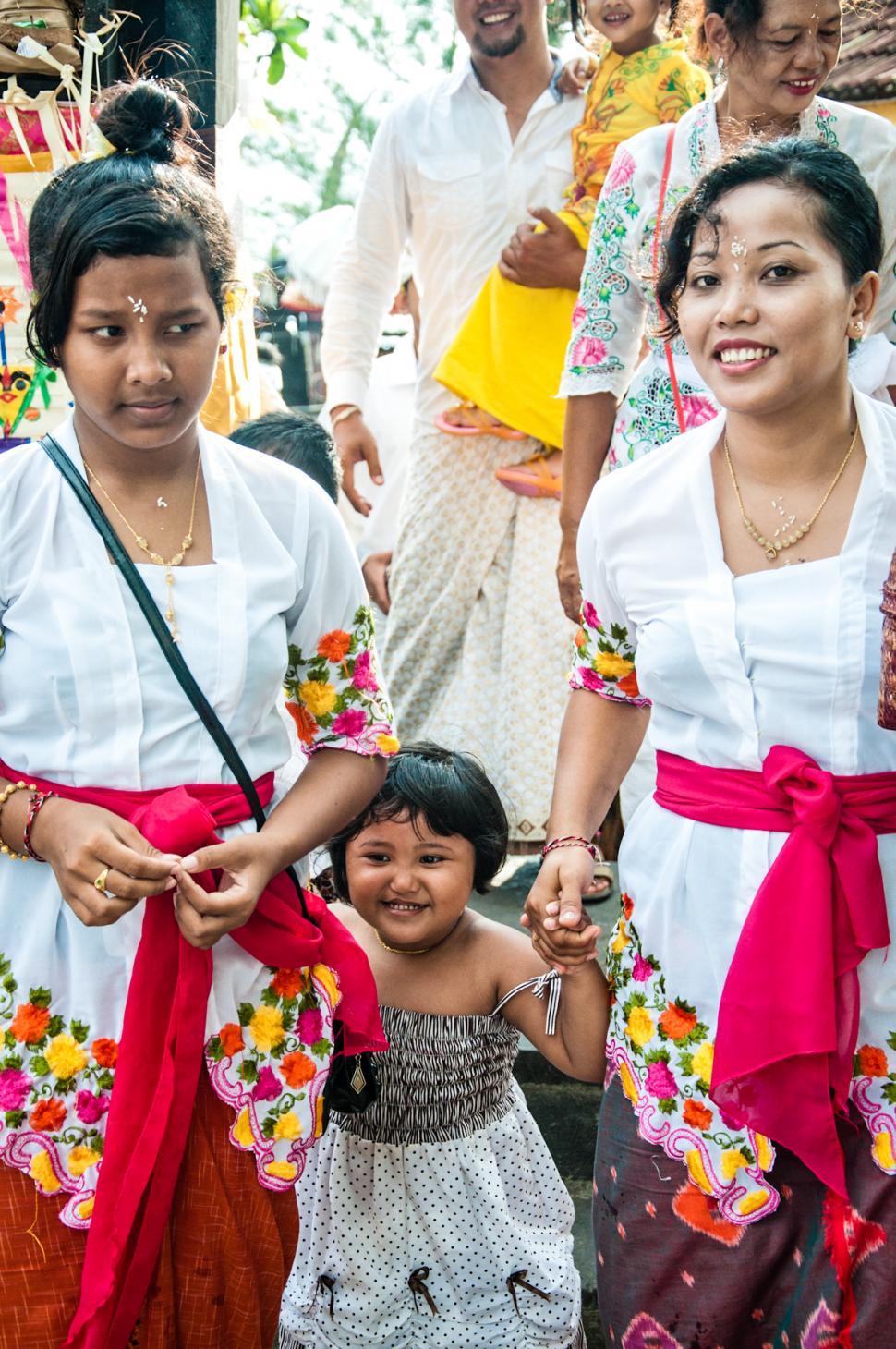 Free Image of Balinese family at hindu celebration 