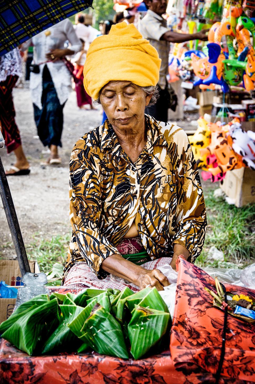 Free Image of street vendor selling food on the street 
