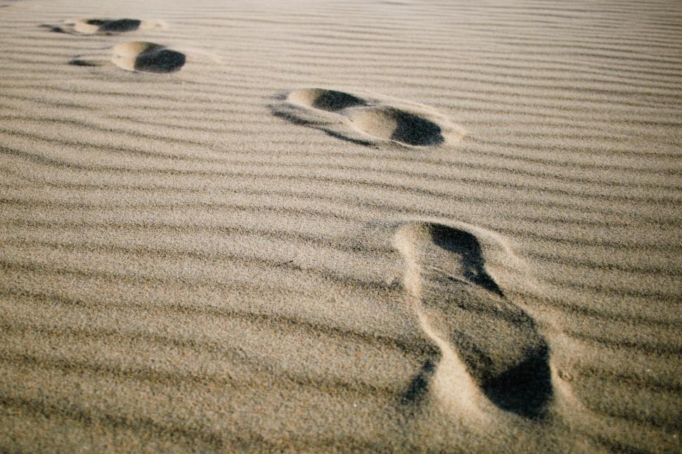 Free Image of Footprints on the beach 