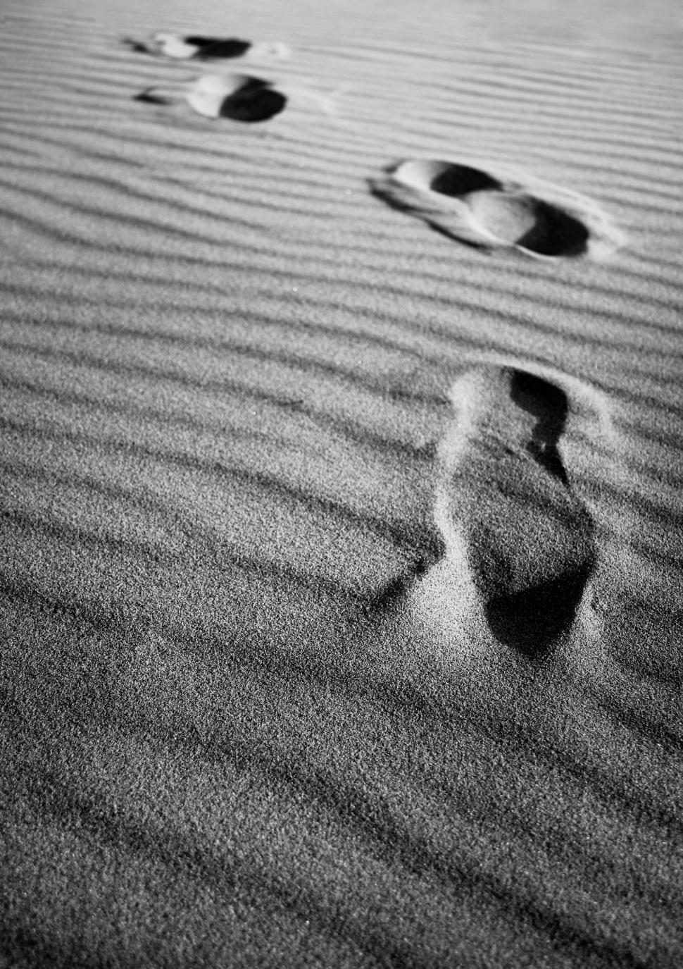 Free Image of Footprints on the beach 
