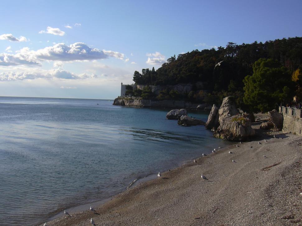 Free Image of Shoreline in Italy 