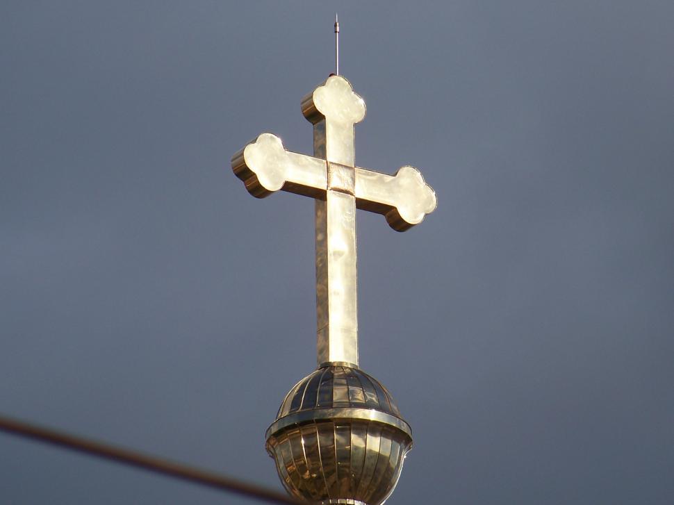 Free Image of Cross on rooftop 