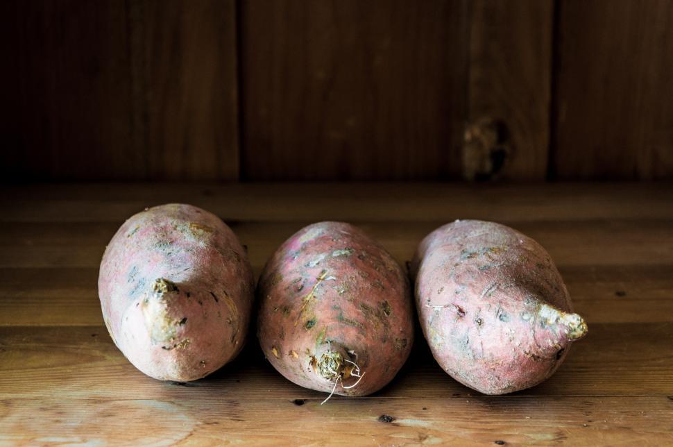 Free Image of sweet potatoes on wooden background 