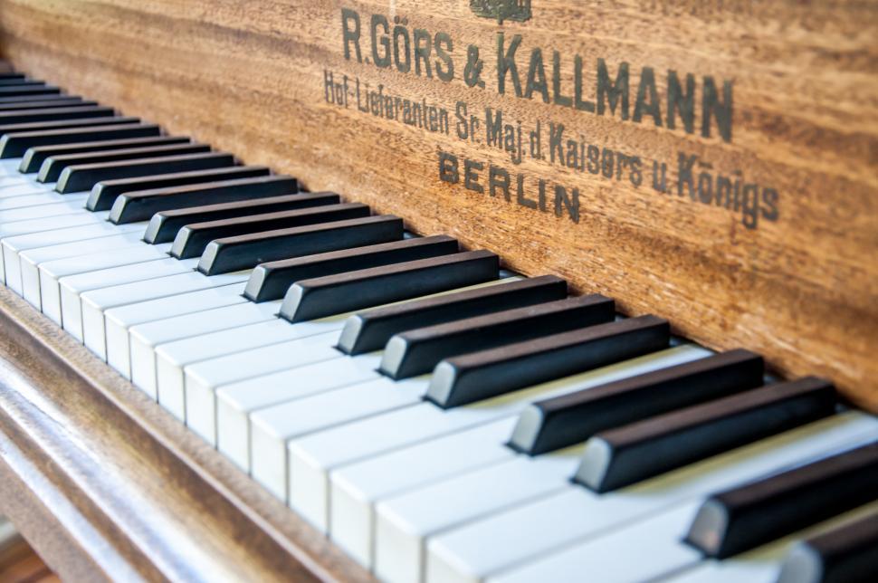 Free Image of Closeup of antique piano keys 