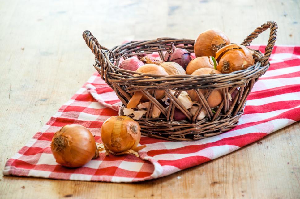 Free Image of onions in basket 
