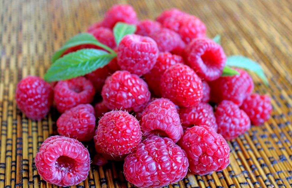 Free Image of Close-up of raspberries with leaves 