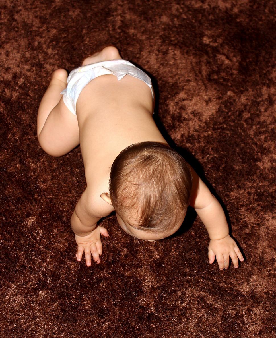Free Image of crawling baby 