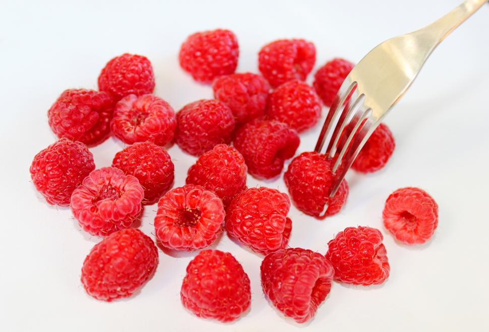 Free Image of Eating raspberries 