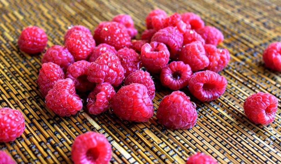 Free Image of Fresh raspberries on the table 