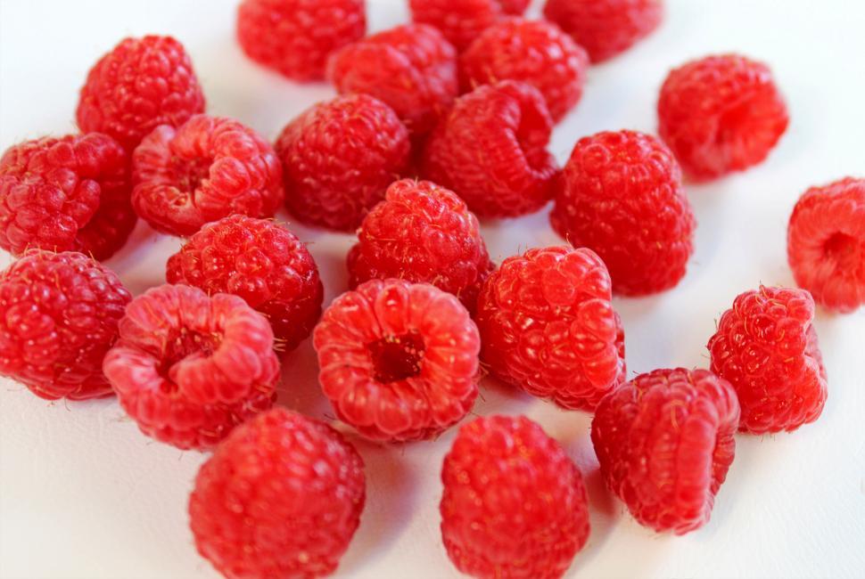 Free Image of Fresh Raspberries isolated on white background 