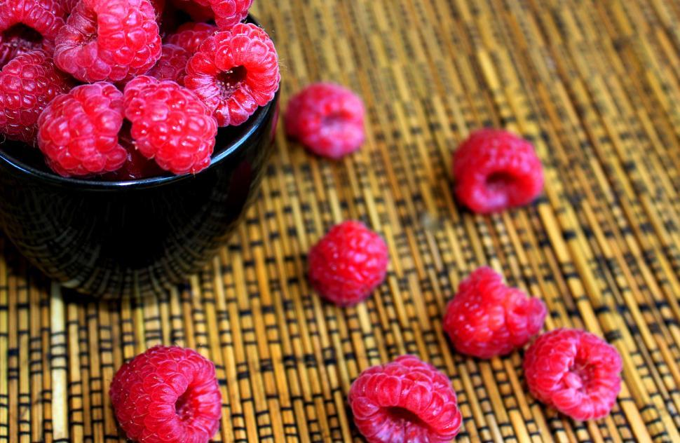 Free Image of Raspberries on black cup 