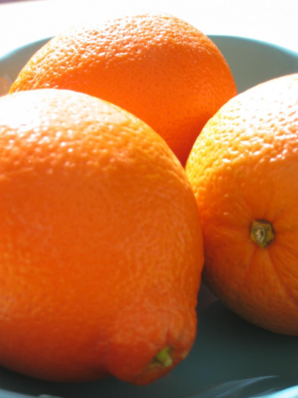 Free Image of plate full of oranges 