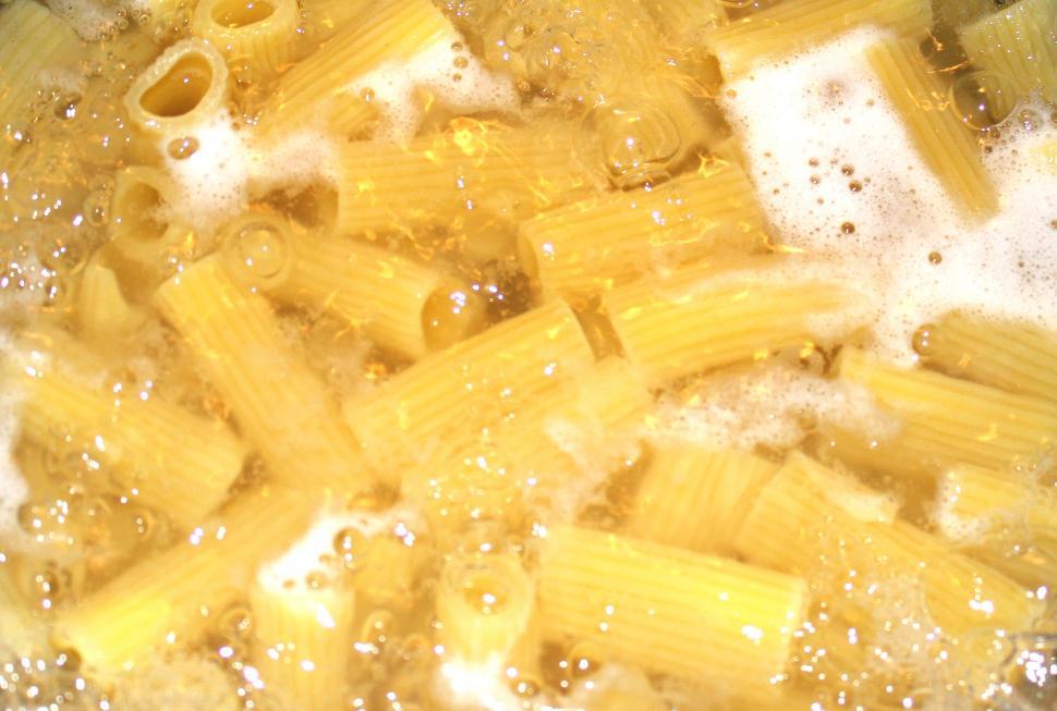 Free Image of Macaroni being cooked on boiling water 