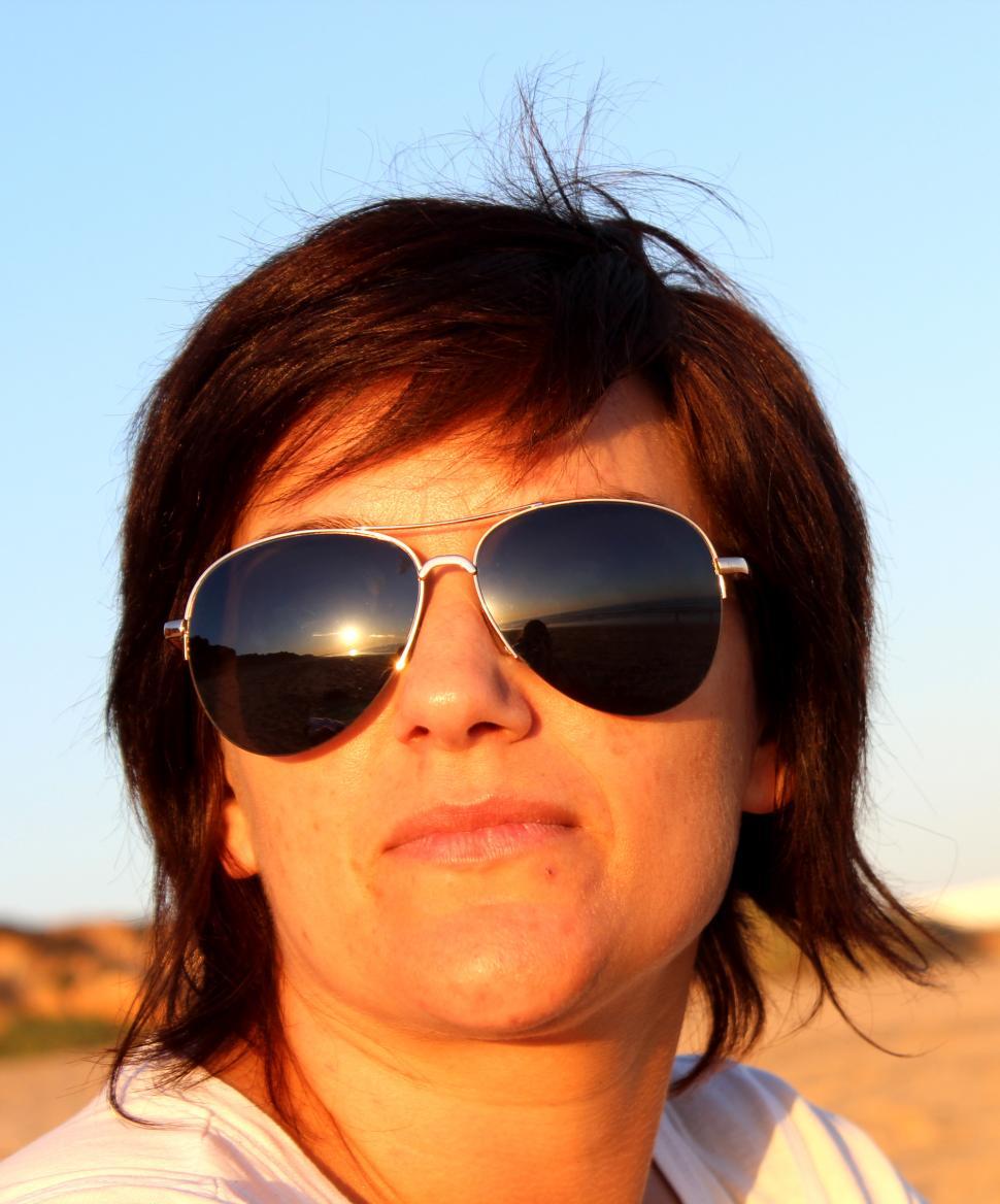 Free Image of Close-up portrait of a woman with sunglasses 