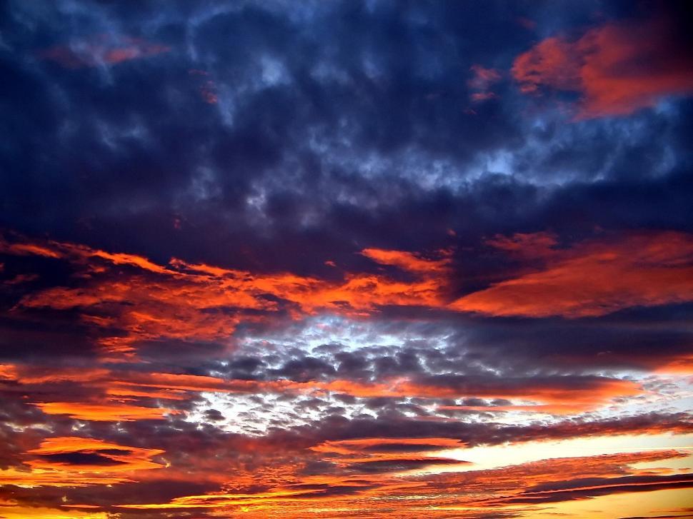 Free Image of Dramatic colorful sunset 