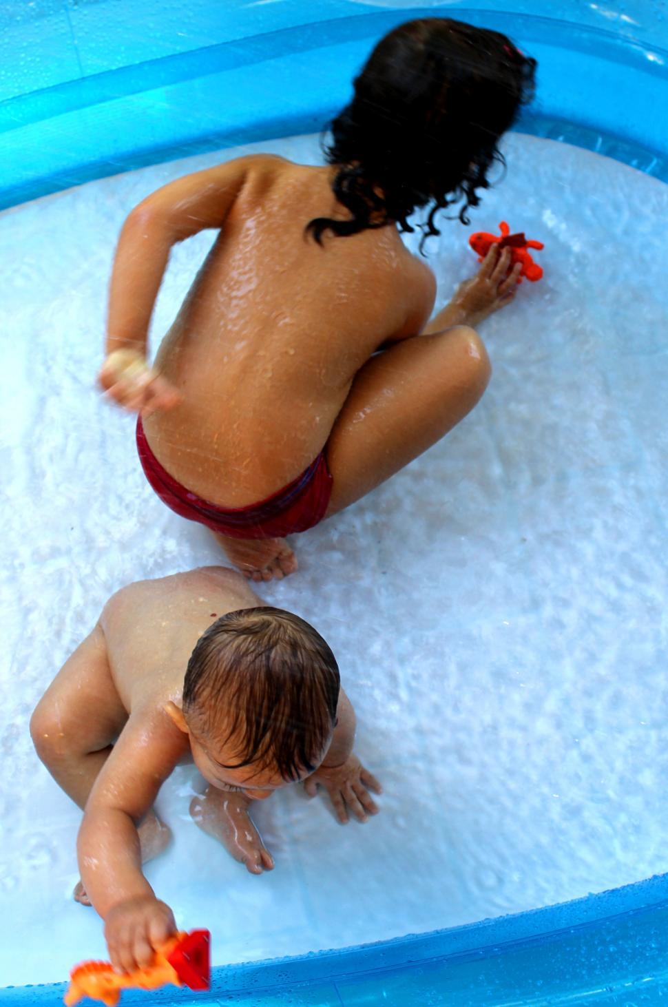 Free Image of Little girls playing in the swimming pool 