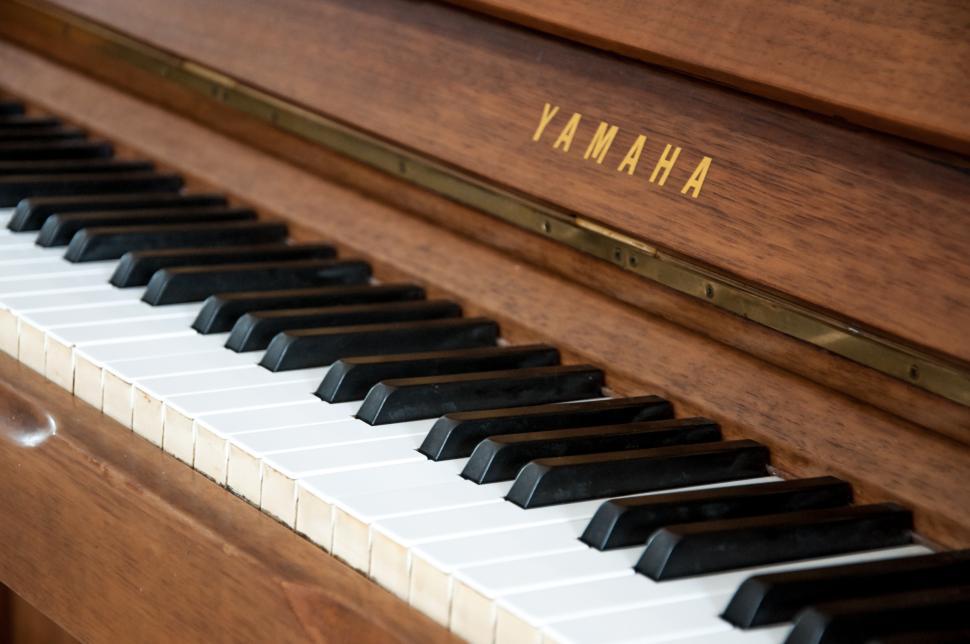 Free Image of wooden vintage piano 