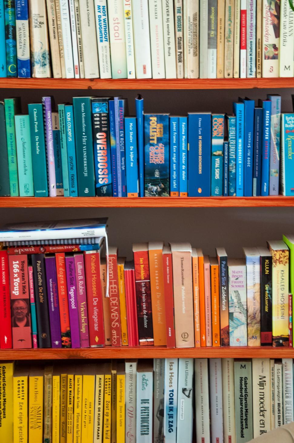 Free Image of Books in shelf in library 