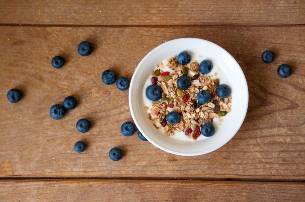 Free Image of yogurt with superfood granola and blueberries 