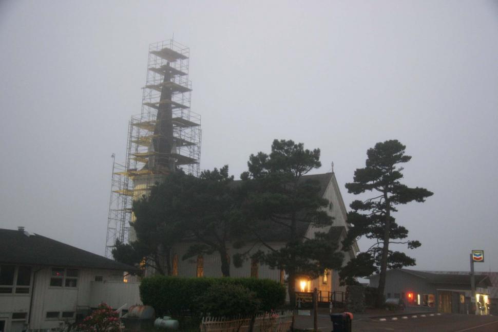 Free Image of Church in fog 