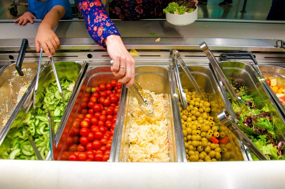 Free Image of salad bar with vegetables in the restaurant 